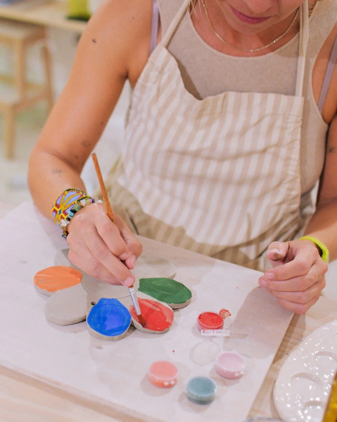 En Otta Studio tenemos un espacio para cada forma de crear 💛
🍶 Talleres regulares mensuales, para aprender paso a paso y disfrutar del proceso.
✨ Talleres especiales, perfectos para probar algo nuevo o venir acompa&ntilde;ado.
🎨 Talleres privados,