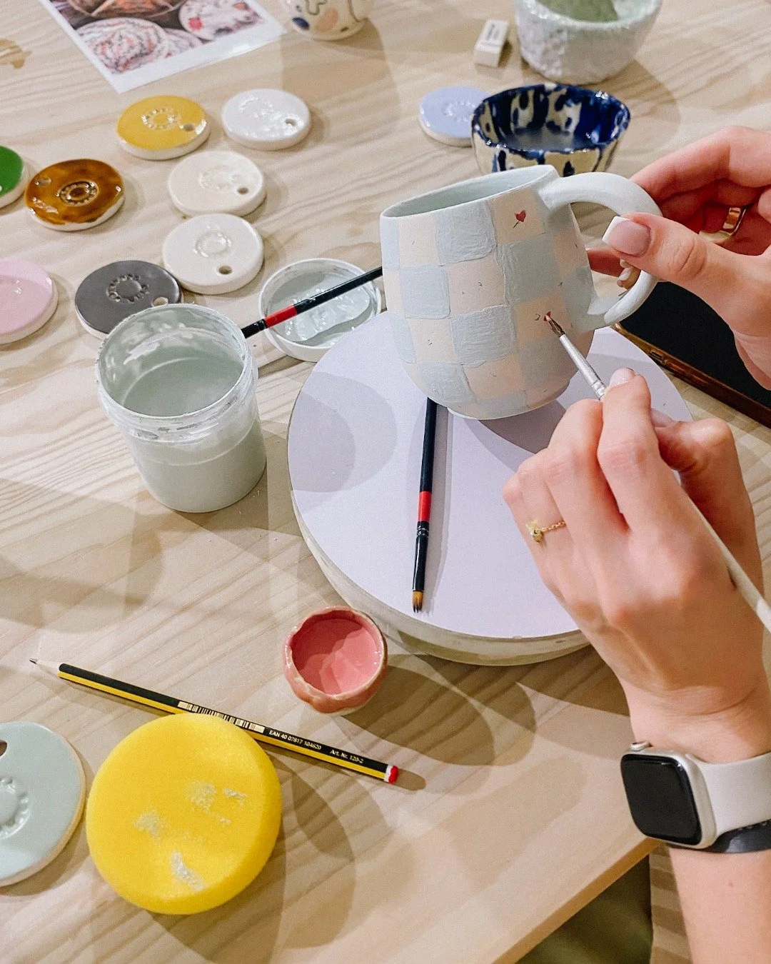 Este viernes 21 de noviembre te esperamos en Otta para un nuevo taller: Pinta y decora una pieza 🎨
Durante dos horas podr&aacute;s elegir entre varias piezas: taza, cuenco, vaso, servilletero o plato y decorarla con esmaltes a tu gusto.

📅 Viernes 