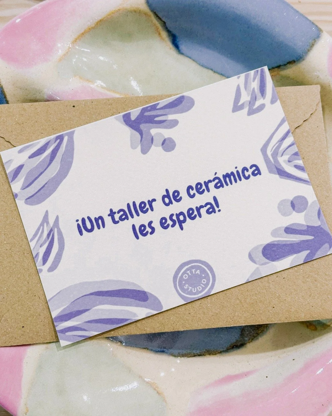 Estos Reyes regala algo que no se olvida ✨
Nuestras tarjetas regalo son el detalle perfecto para quienes disfrutan creando con las manos.
Elige el importe y elige el formato:
🎁 Tarjeta f&iacute;sica para recoger en el estudio
💌 Tarjeta electr&oacut