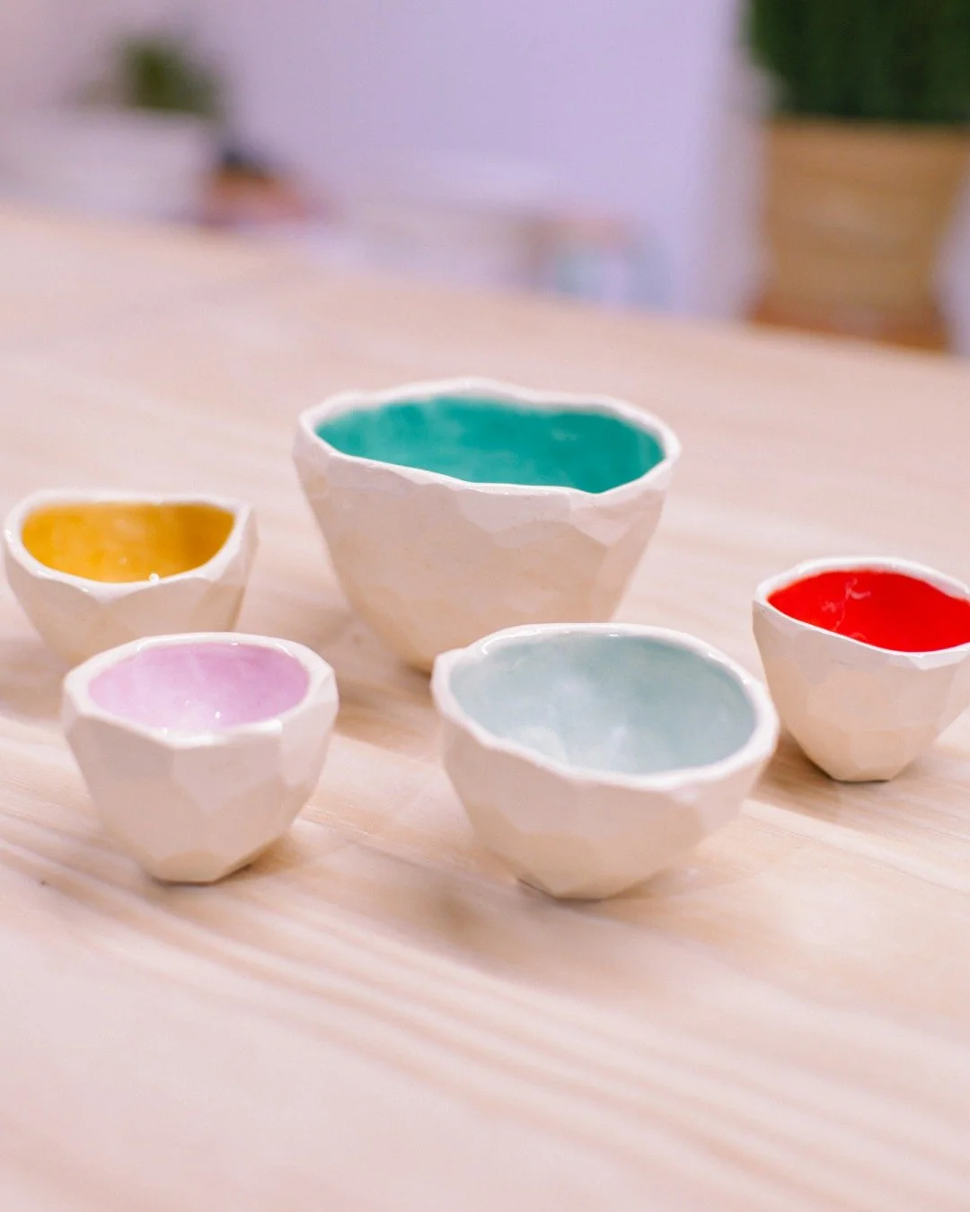 Nuestros talleres regulares son un espacio para crear sin prisas y formar parte del estudio semana a semana 💛
Trabajamos en grupos reducidos, con acompa&ntilde;amiento personalizado y tiempo suficiente para desarrollar tus propias piezas. No importa