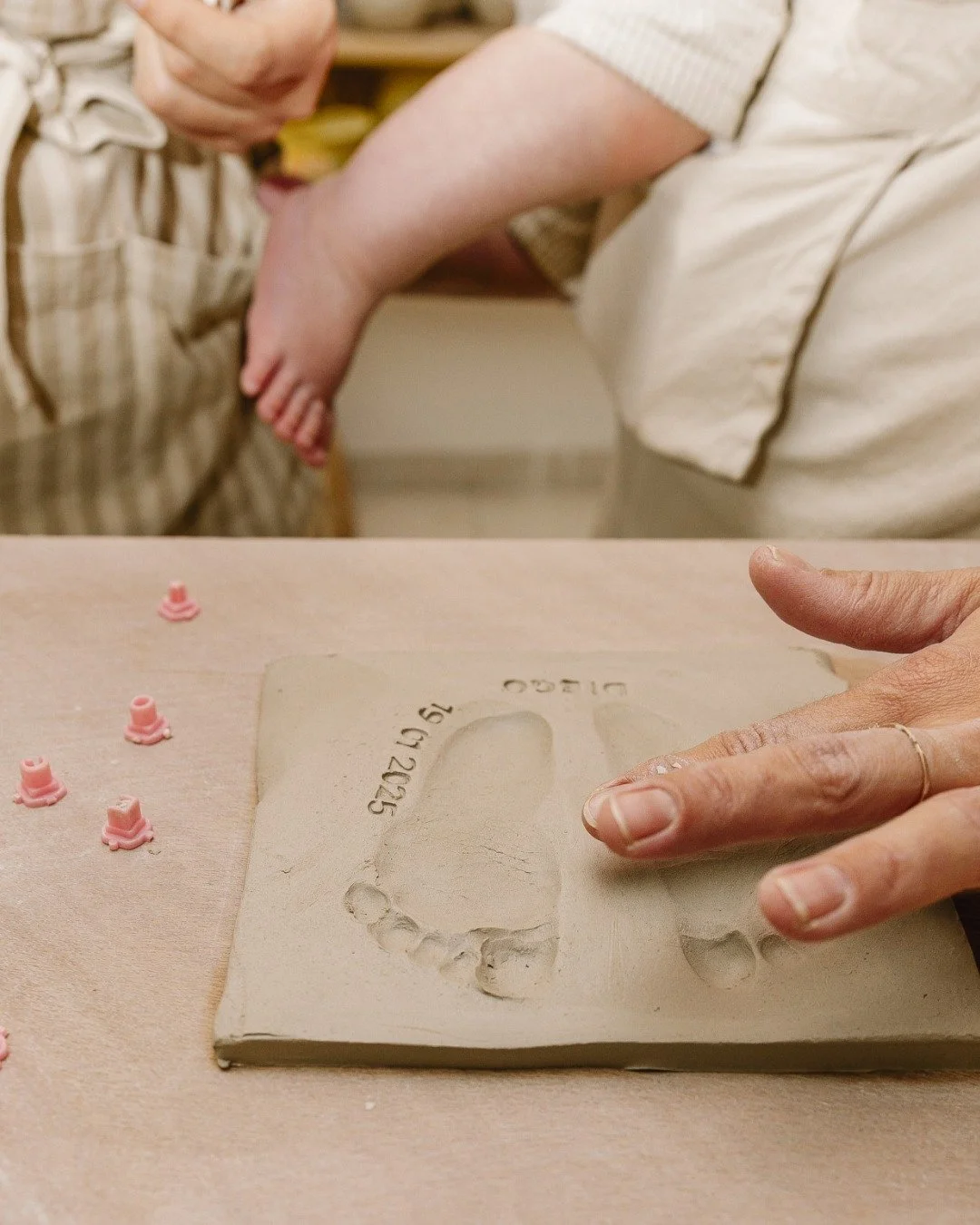 📣 NUEVO TALLER 
Huella de Beb&eacute; &ndash; Pie, Mano o Ambos 👶🏻
Crea un recuerdo &uacute;nico con nuestra placa personalizada de huella de tu beb&eacute;. Podemos hacer las dos manos, los dos pies o una mano y un pie dependiendo de la edad, sie