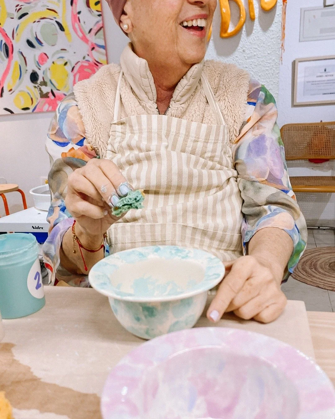 El barro es la excusa, la gente es lo mejor 💛☺️
Cada taller trae personas distintas con las mismas ganas: crear algo, desconectar un rato y pasarlo bien. Y eso, sin buscarlo, se convierte en lo m&aacute;s especial 🥰
&iquest;Te apuntas? ✨

💌 Para m