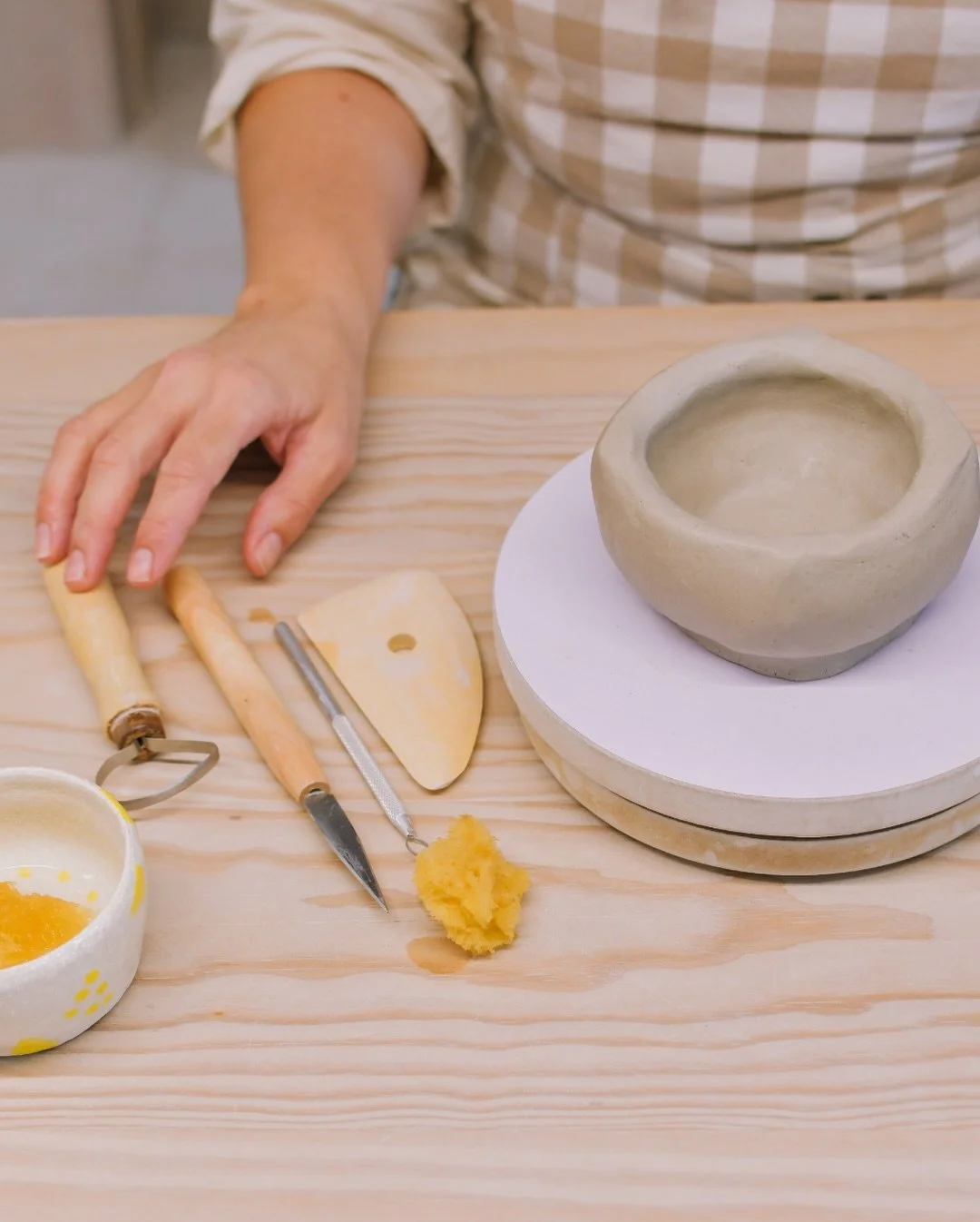 Todo listo para ma&ntilde;ana 🍣🍶
Nos quedan las &uacute;ltimas plazas para el taller de Kurinuki &amp; Usuzukuri 🙌🏻 
Si todav&iacute;a est&aacute;s pens&aacute;ndotelo, &iexcl;este es el momento!

💌&nbsp;Para m&aacute;s informaci&oacute;n y apun