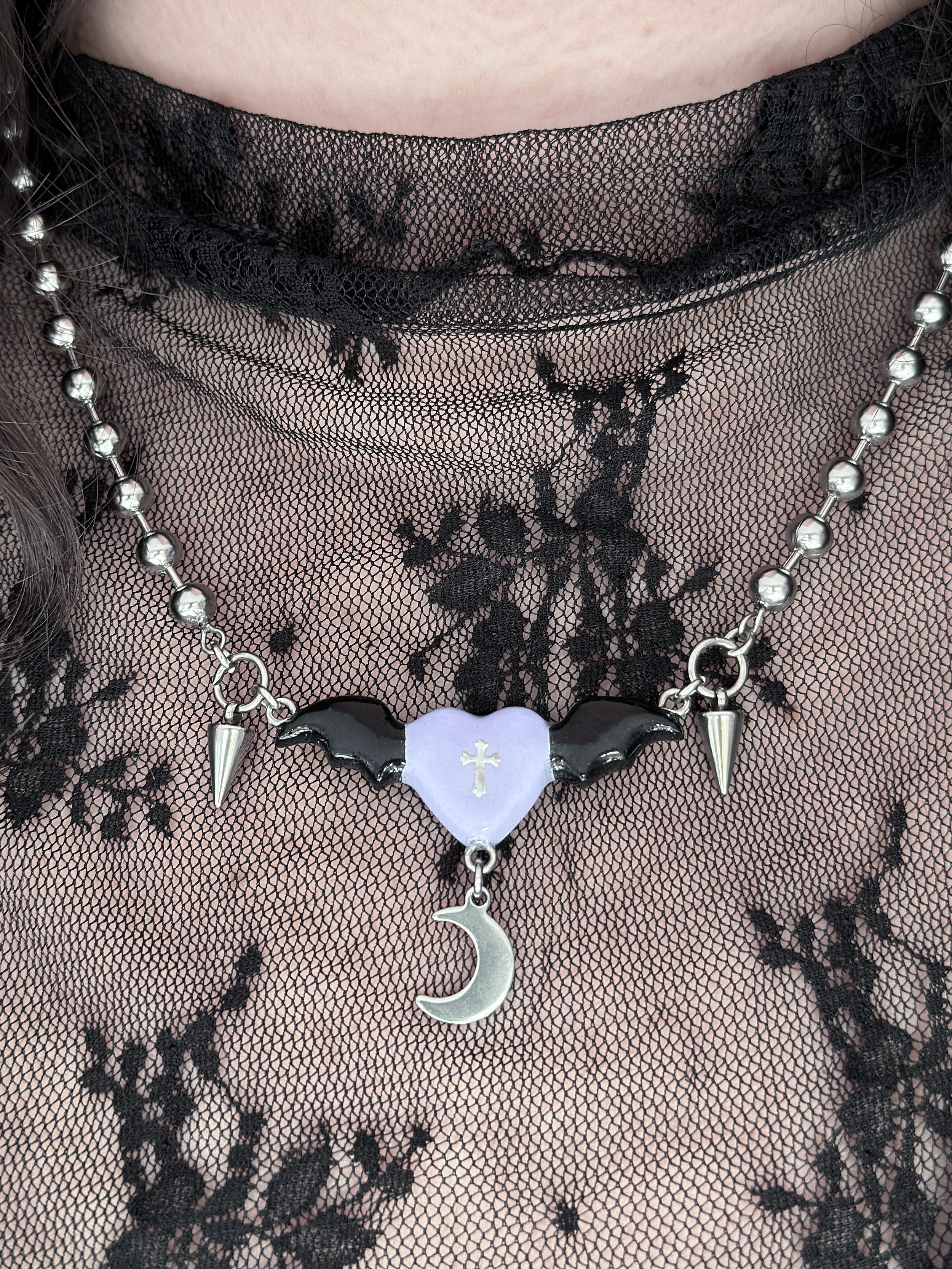 collier_coeur_chauve-souris_porté2.png