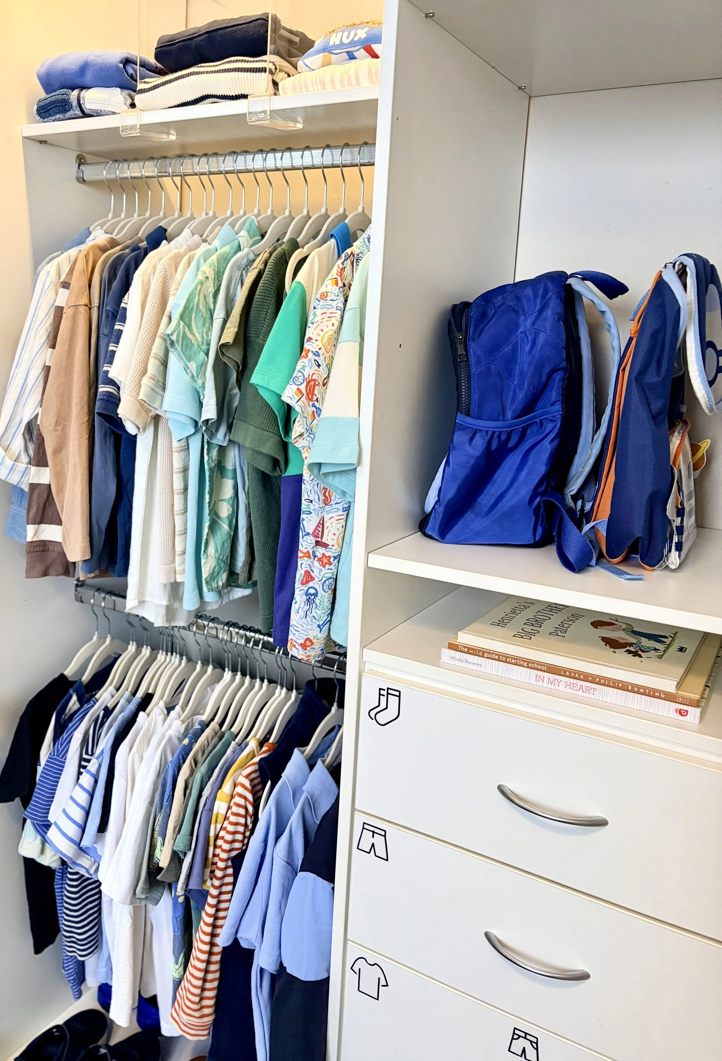 Beautifully organised kids bedroom wardrobe by Bright Spaces with Bea, Inner West Sydney