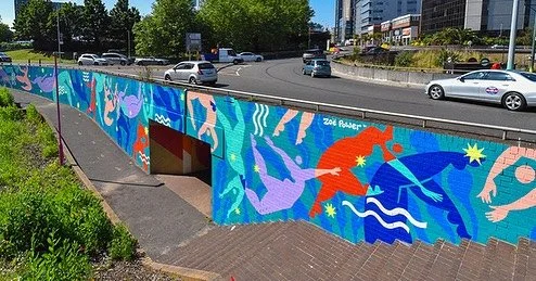 A dancing, leaping, juggling, jostling 50 metre long mural we painted in Bournemouth, 2021.
Still one of my favourites to date.
🎨 📸 by @lucanart 
.
.
.
#mural #bournemouth #muralist #zoepower #publicart #bournemouthart #figurativemural #muralart #u