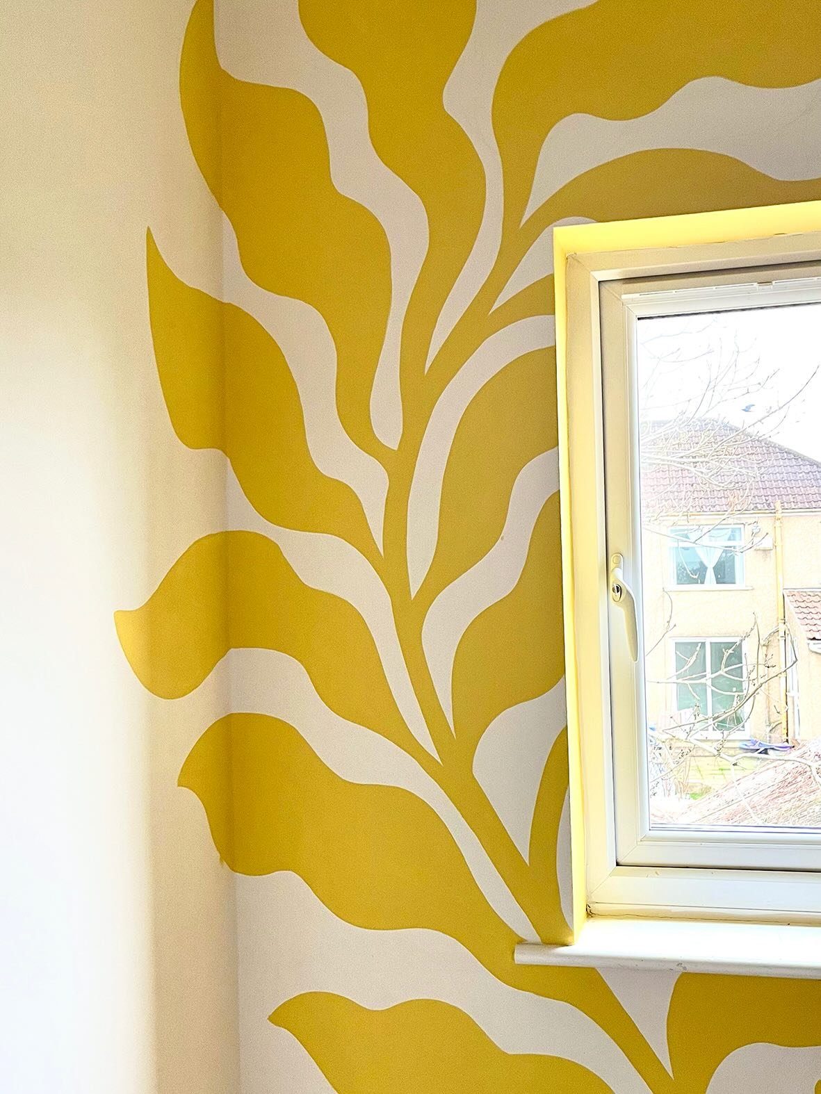 A few weeks ago I posited a video of me painting freestyle my hallway. And you guys looooved it.
So here are some photos of the finished result. A very restrained palette for me - what do you think?
.
.
.
.
#interiormural #homedecor #muralpainting #z
