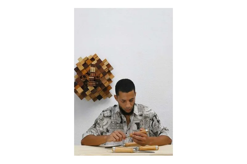 A arte de esculpir madeira de Ricardo Piedade, gravada na marca Blac Dwelle