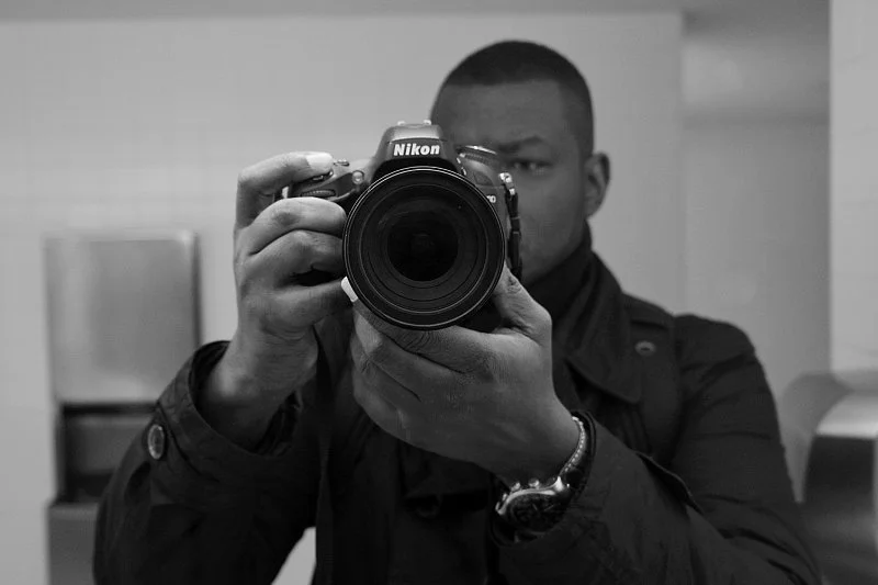 A vida a preto e branco, com flashes de uma máquina de guerra