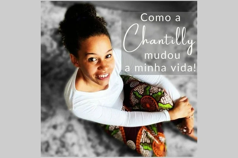 As mãos de Caroline celebram raízes africanas, com a força Akwabá