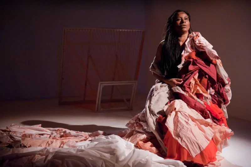 “Chamar ossos” para reconhecer vidas, com Zia Soares no palco