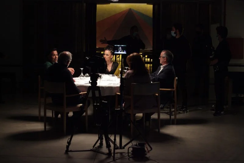 Ciganofobia em pratos limpos, na estreia do programa “Jantar Indiscreto”