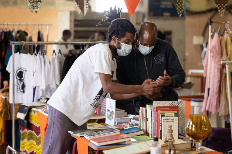 Juntos, misturados, e com aliados – de mãos dadas fazemos uma revolução