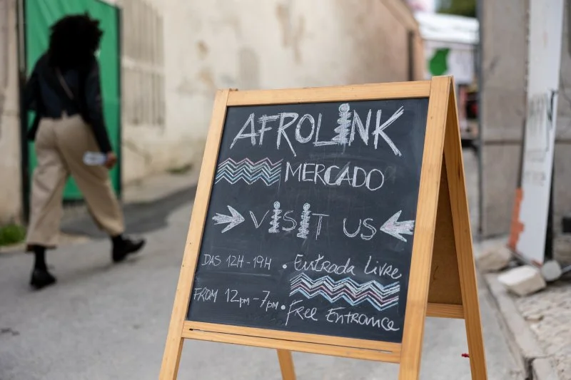 Mercado Afrolink na universidade, pela reportagem de duas alunas