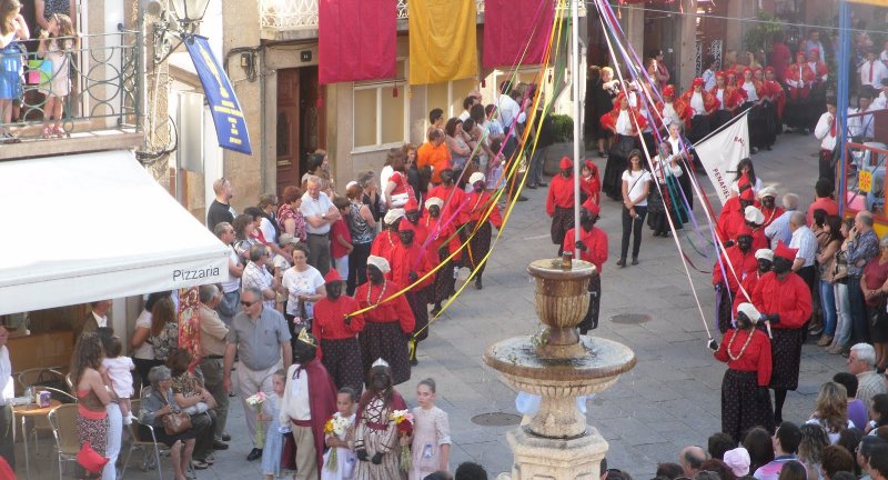 O racismo que baila como tradição, e reifica o “preto, imperador de macacos”