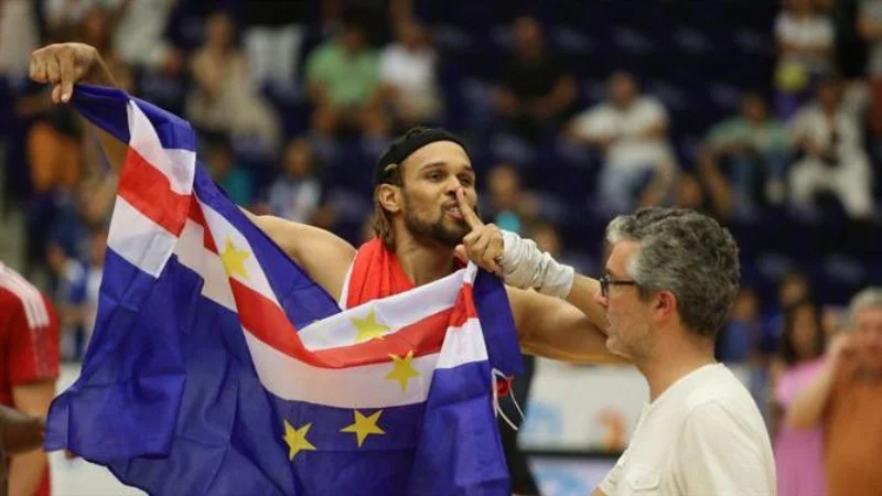 “O silêncio também é racismo”, lembra o basquetebolista Ivan Almeida