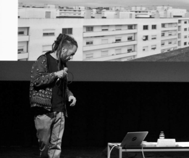 Os mapas da cidade institucional, numa visita guiada com vida de bairro