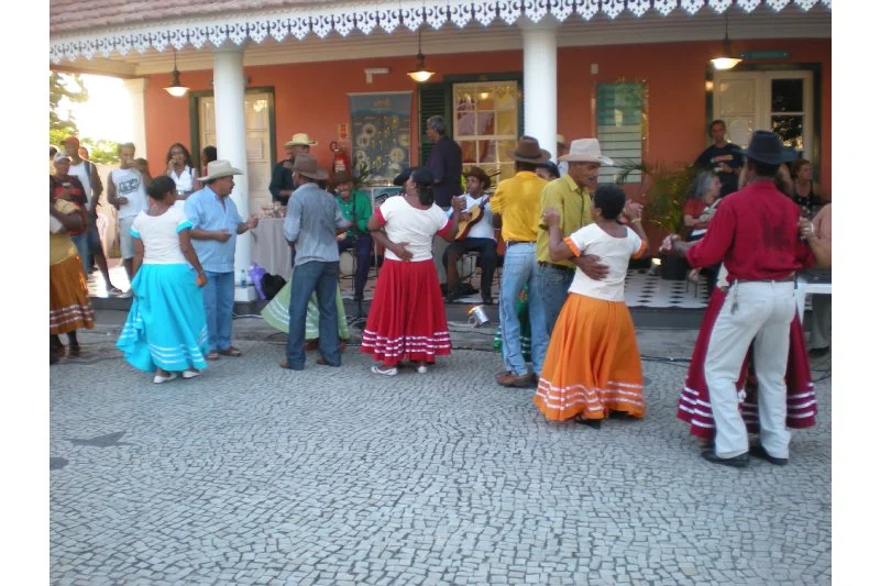 Silêncio, que se vai dançar o fado! Com um gingado afro-brasileiro