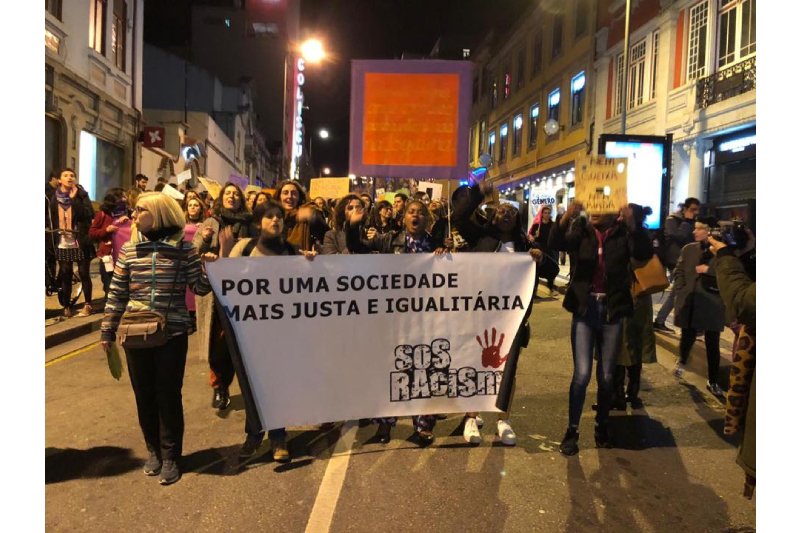 Um machado de guerra que, em vez de enterrado, é promovido a "humanitário"