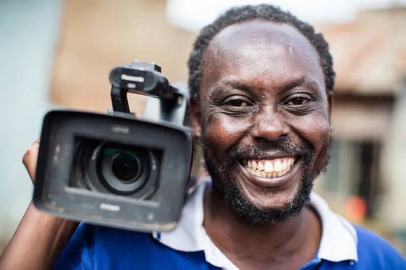 Um mundo louco aterra hoje em Lisboa, com passaporte do Uganda