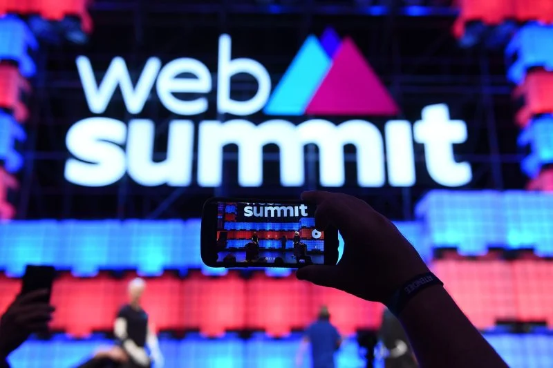 Web Summit com Myriam Taylor no palco, e Bantumen à mesa pela inclusão