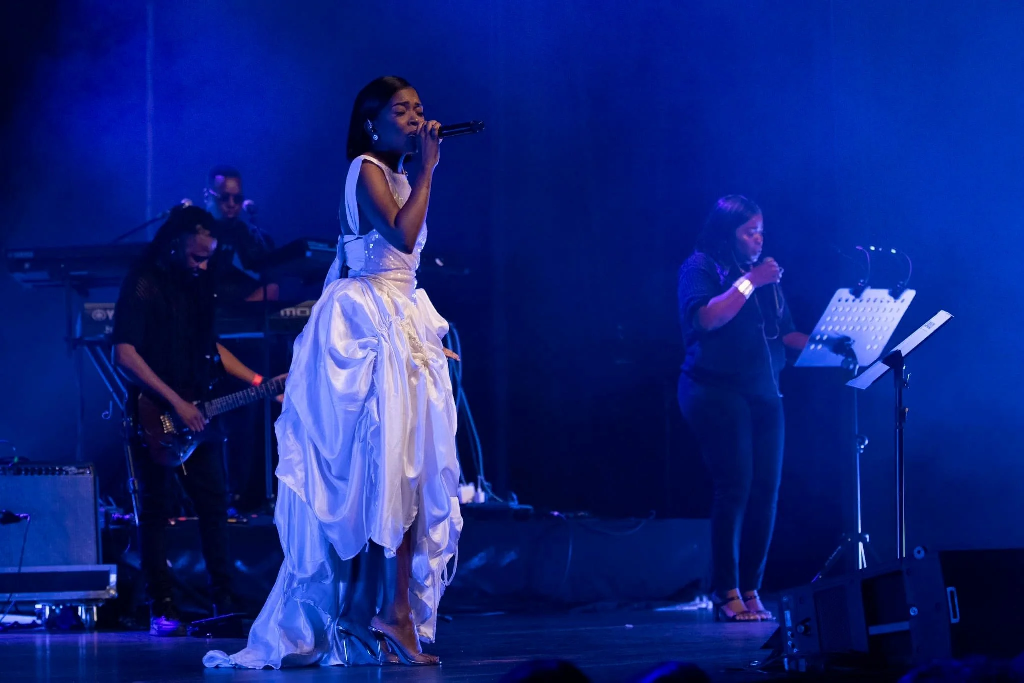 Seguimos o ritmo da alma de Anna Joyce, e mergulhamos em “Ondas do Mar”