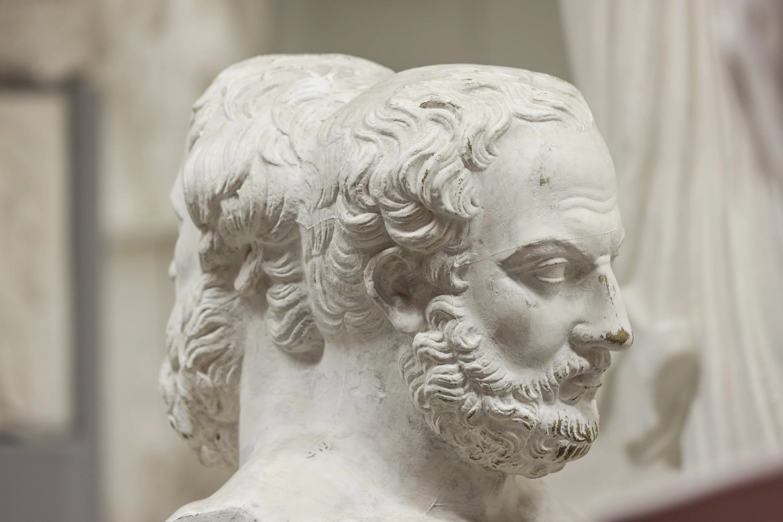 Marble Skulptur eines mannlichen Porträts mit Bart und welligem Haar.