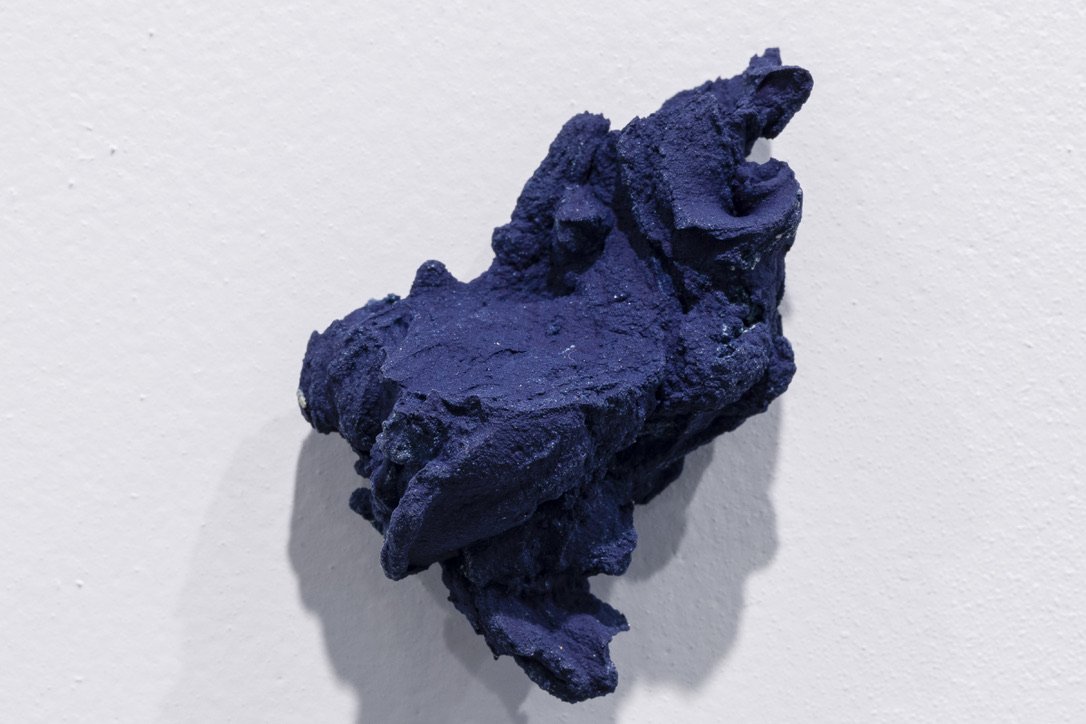 Christopher Amm, Eva Gentner, Adrian Nagel: Mayablau (2023/24), Indigo-Farbstoff, Indigoblätter, Palygorskit (Silikat)