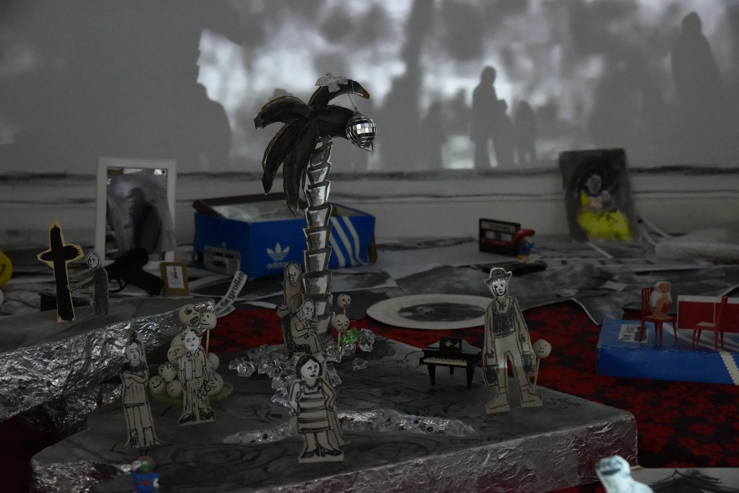 Serena Ferrario: Finding a paradise wasn’t easy but still… (2018), Mixed-Media-Installation, Größe variabel (Foto: Toni Montana Studios)