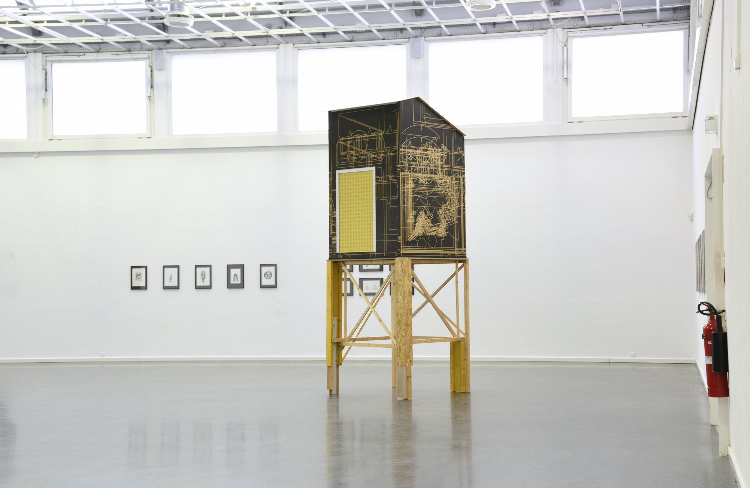Wolfgang Ellenrieder: Plateau (2016), Offsetfarbe, Holz, PVC, Karton, Aluminium, Pigment, Bindemittel, Nessel, Ausstellungsansicht (Foto: Toni Montana Studios)