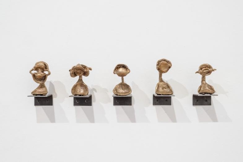Paul Schuseil: AIUTO (2019): Bronze, Stahlwinkel, 5-teilig (Foto des Künstlers)