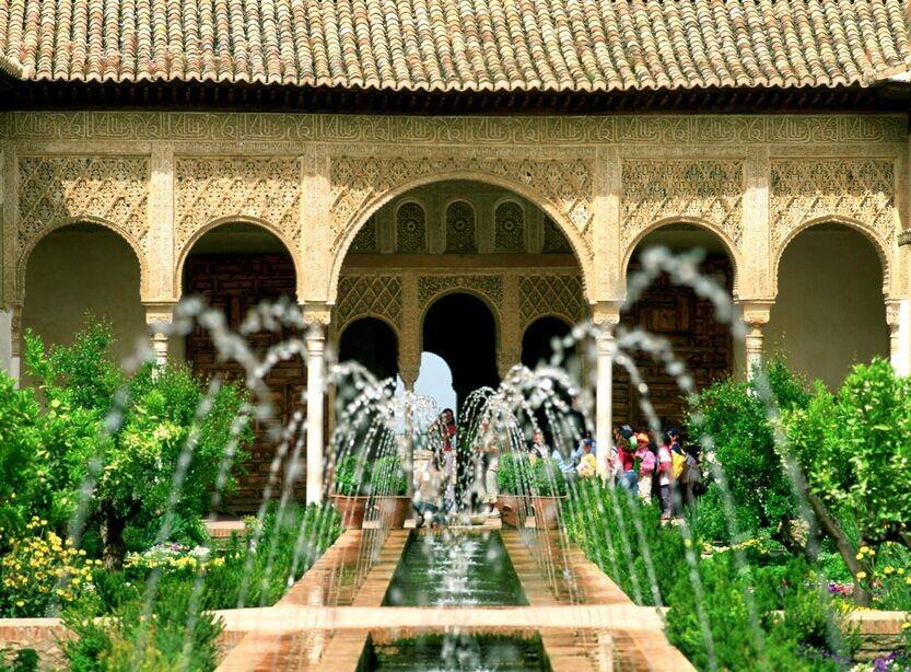 alhambra_columns_optimized_150.jpg