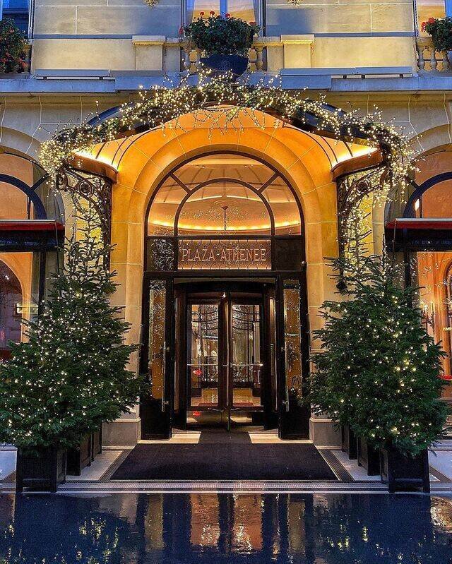 Hôtel Plaza Athénée Luxury Hotel Paris - Entrance