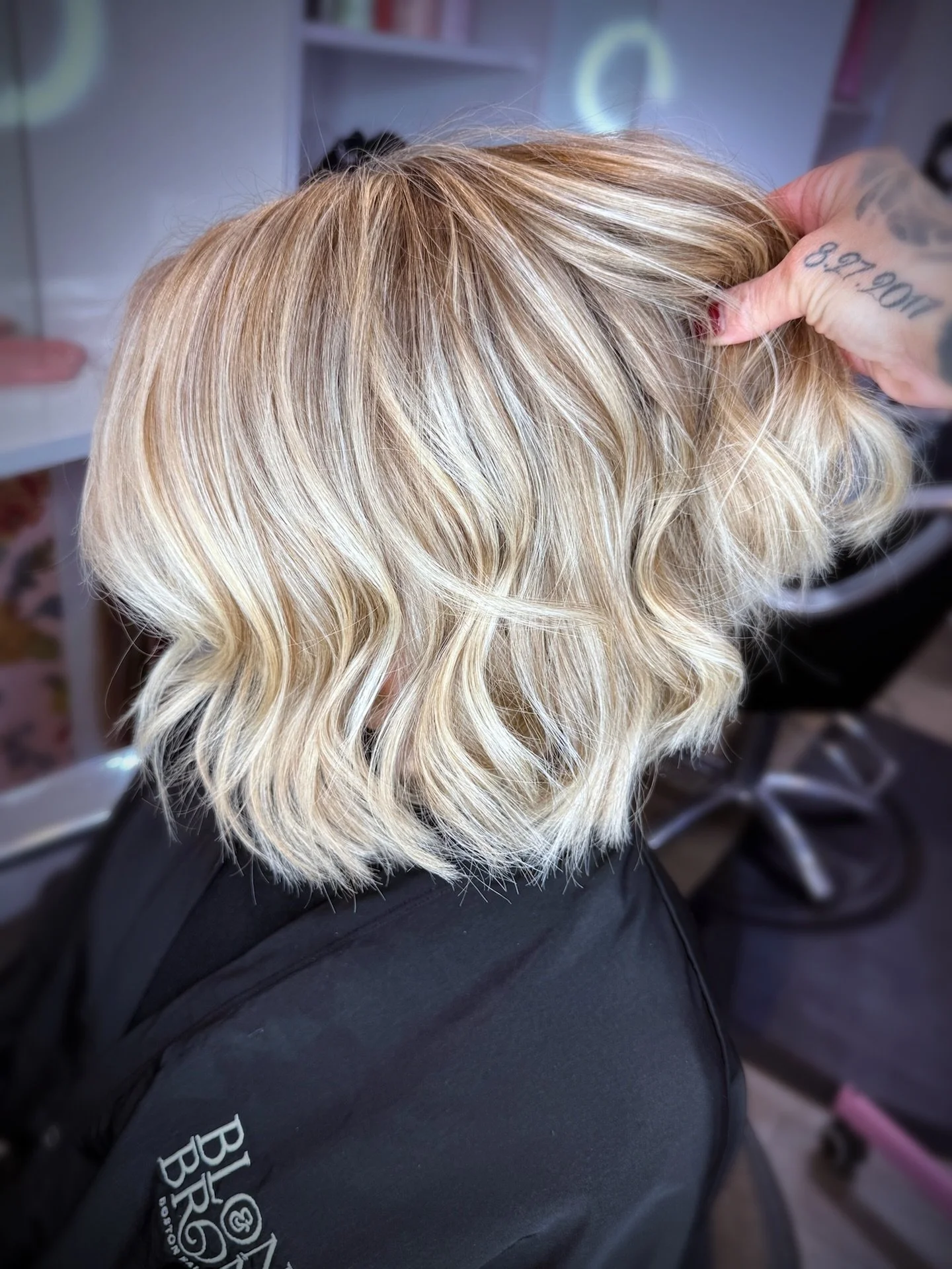 Soft dimension, healthy blonde, and a fresh cut ✨

This transformation is the perfect example of how impactful subtle changes can be 🤍

We refreshed her blonde, added soft dimension for a more natural and expensive-looking result, and finished every