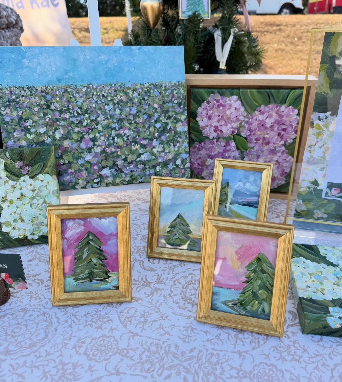 A lovely day in Waxhaw at the Museum of the Waxhaws market. So many vendors and I really don&rsquo;t want to take all this home&hellip; so come and shop 🤣🎄I also made some more sheep 🐑 
So many hours this season making all-the-things and I&rsquo;m