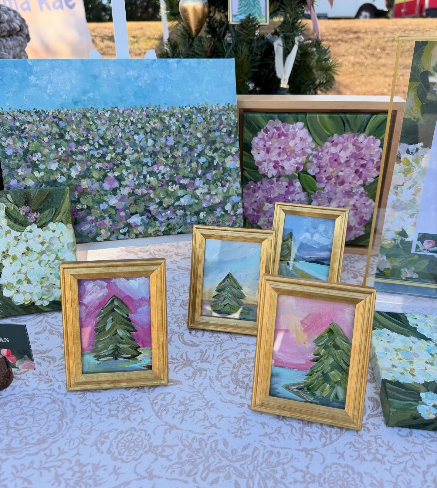 A lovely day in Waxhaw at the Museum of the Waxhaws market. So many vendors and I really don&rsquo;t want to take all this home&hellip; so come and shop 🤣🎄I also made some more sheep 🐑 
So many hours this season making all-the-things and I&rsquo;m