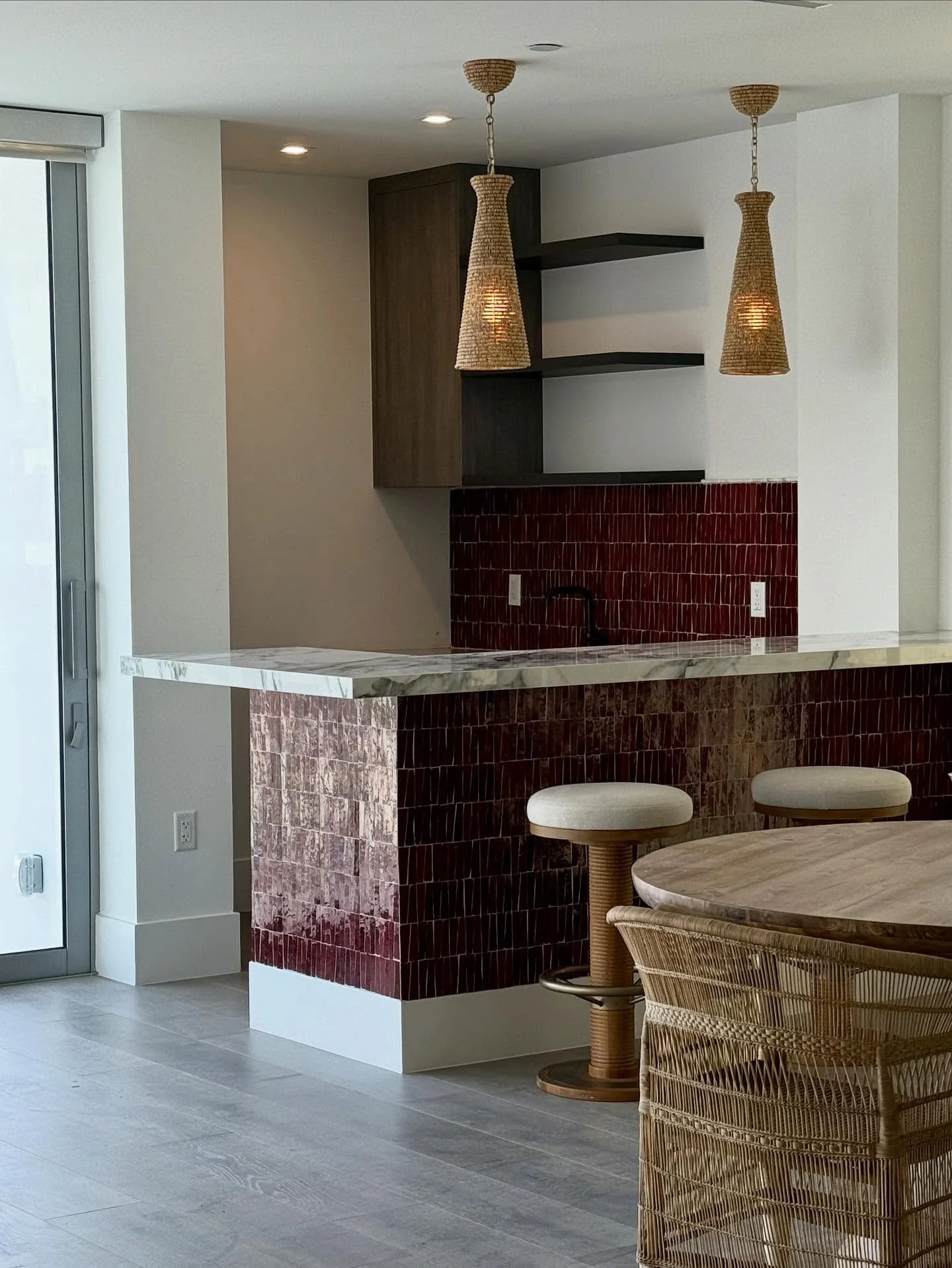 Step 1 : Tiling the bar and backsplash and hanging pendants. 
-
Step 2 coming soon : paint color choices. 

All work by @wedobathroomsllc crew 

#zelig #zellige #tiling #ziatile #southfloridahomes #palmbeachhome
