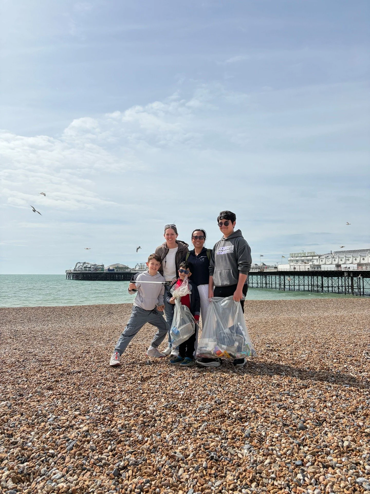 Yesterday, members of our UK team, Aye and Nikki, headed down to Brighton (with their sons in tow!) to join forces with the legends at @gomidesign for a beach cleanup. They spent the morning clearing trash and making sure the coastline was left bette