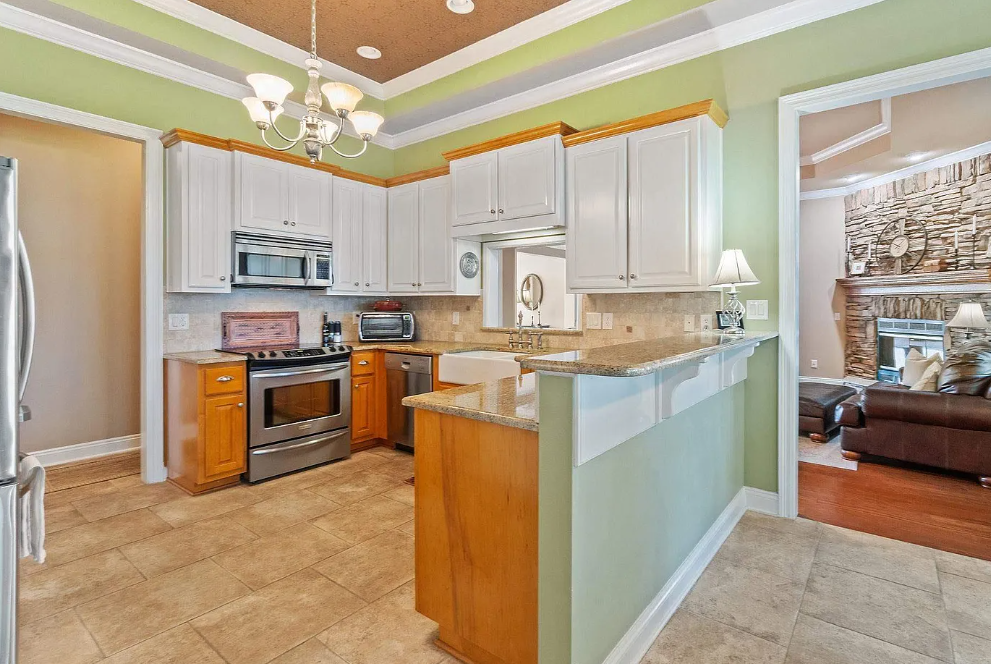 BEFORE - KITCHEN PENINSULA