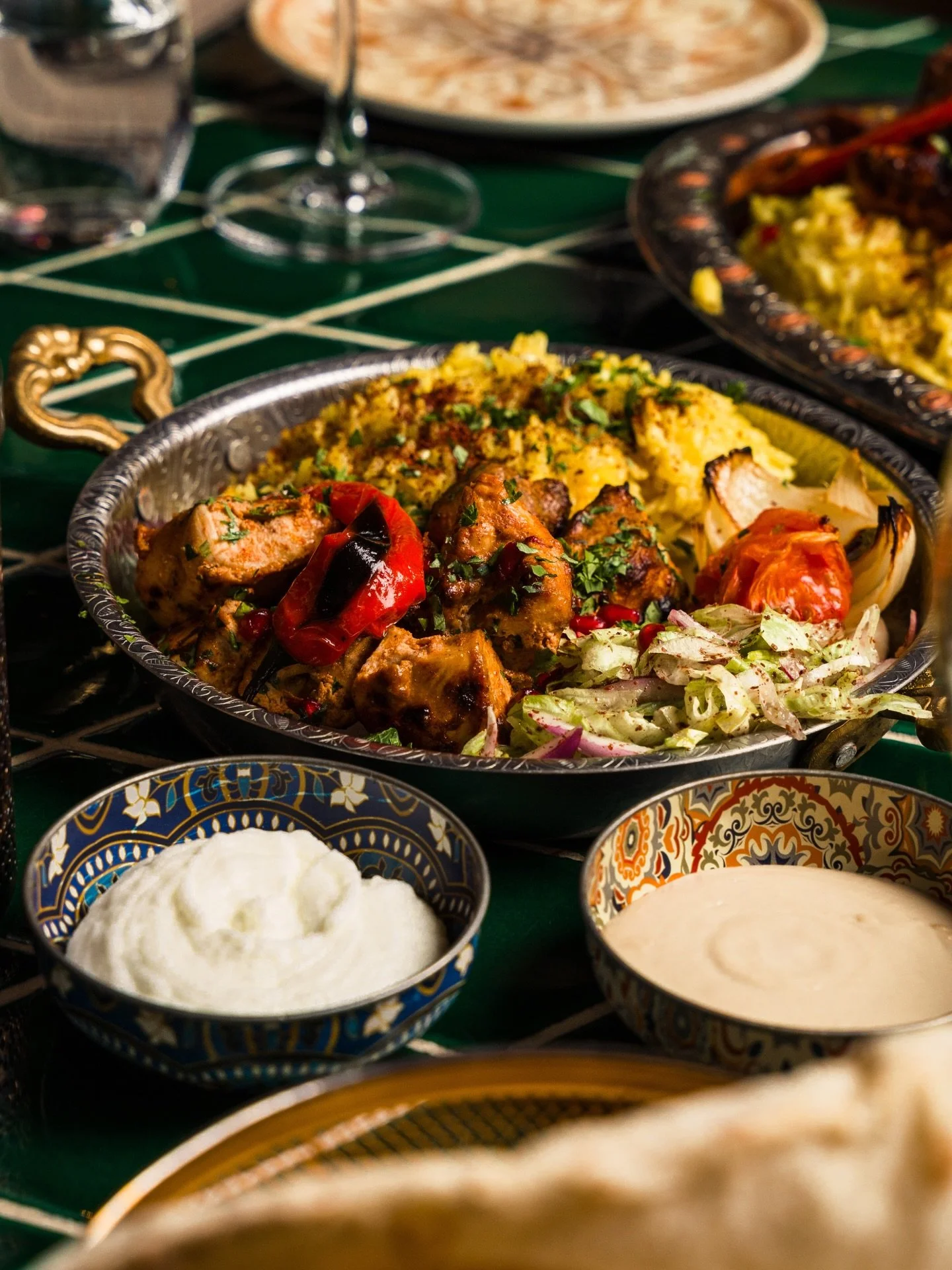 Har du smakt v&aring;r Shish Taouk?
Dette er en av v&aring;re klassikere og best&aring;r av marinert kylling, ris, salat og sauser 🤤 En av de rettene som alltid havner midt p&aring; bordet.

Book bord og smak selv🫰🏽 #hummuswineoslo #mezzeh #restau