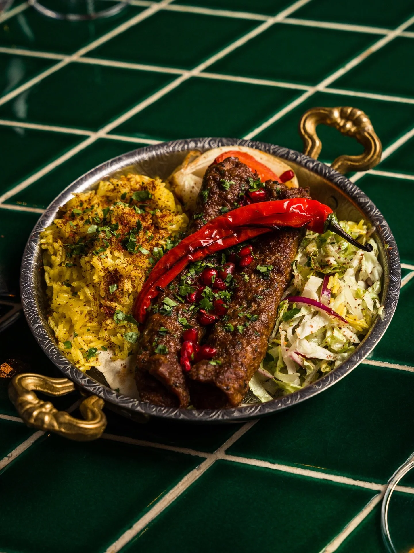 Har du smakt v&aring;r Kofta?
Marinert lam og biff, servert p&aring; pitabr&oslash;d med ris asfar, salat, gr&oslash;nnsaker og sauser 🥩 En rett mange kommer tilbake for!

Book bord og smak selv🍴
#hummuswineoslo #mezzeh #restaurantoslo