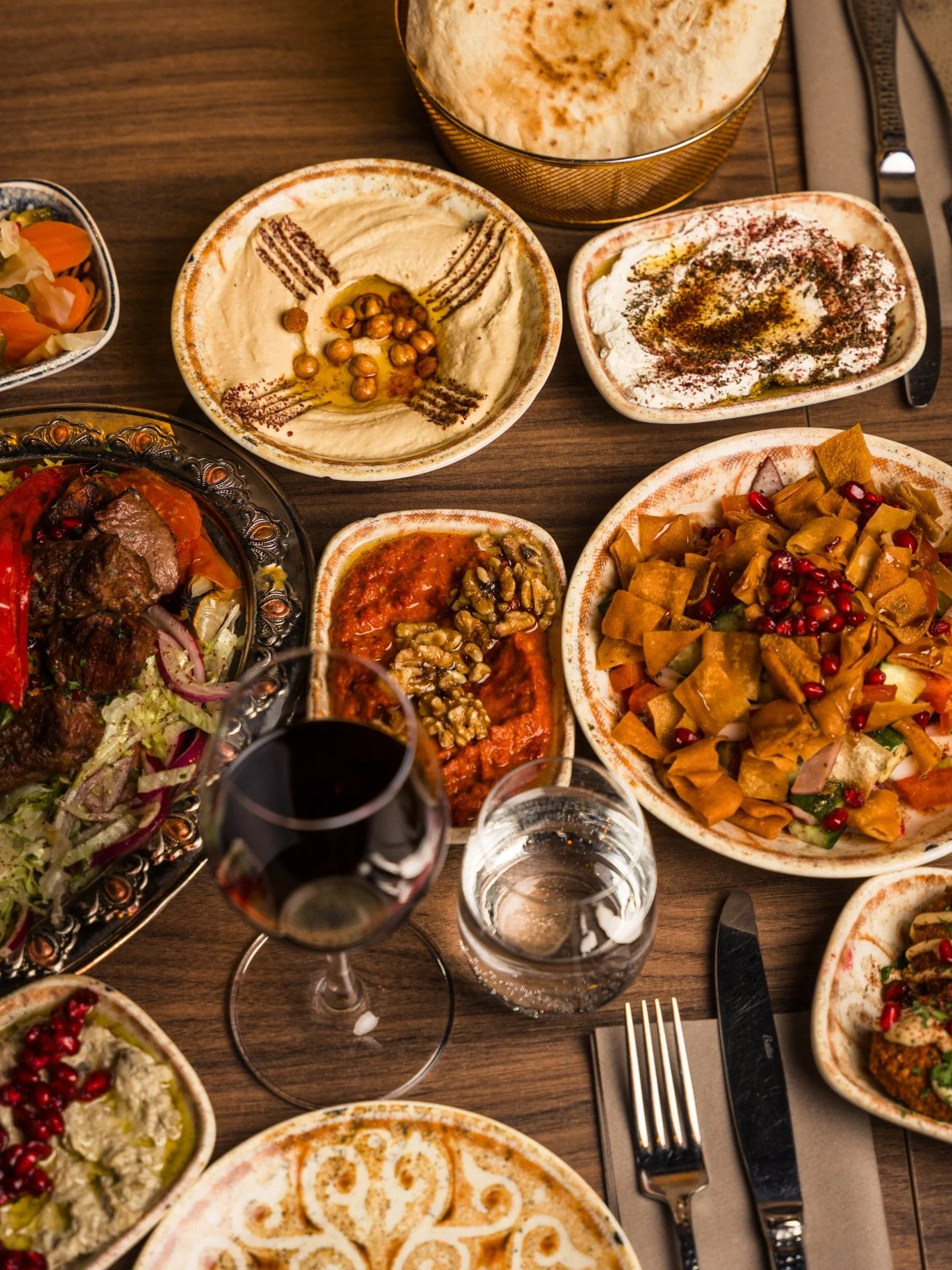 Noen kvelder er best n&aring;r man er mange 💜
#dinneroslo #hummuswineoslo #solliplass