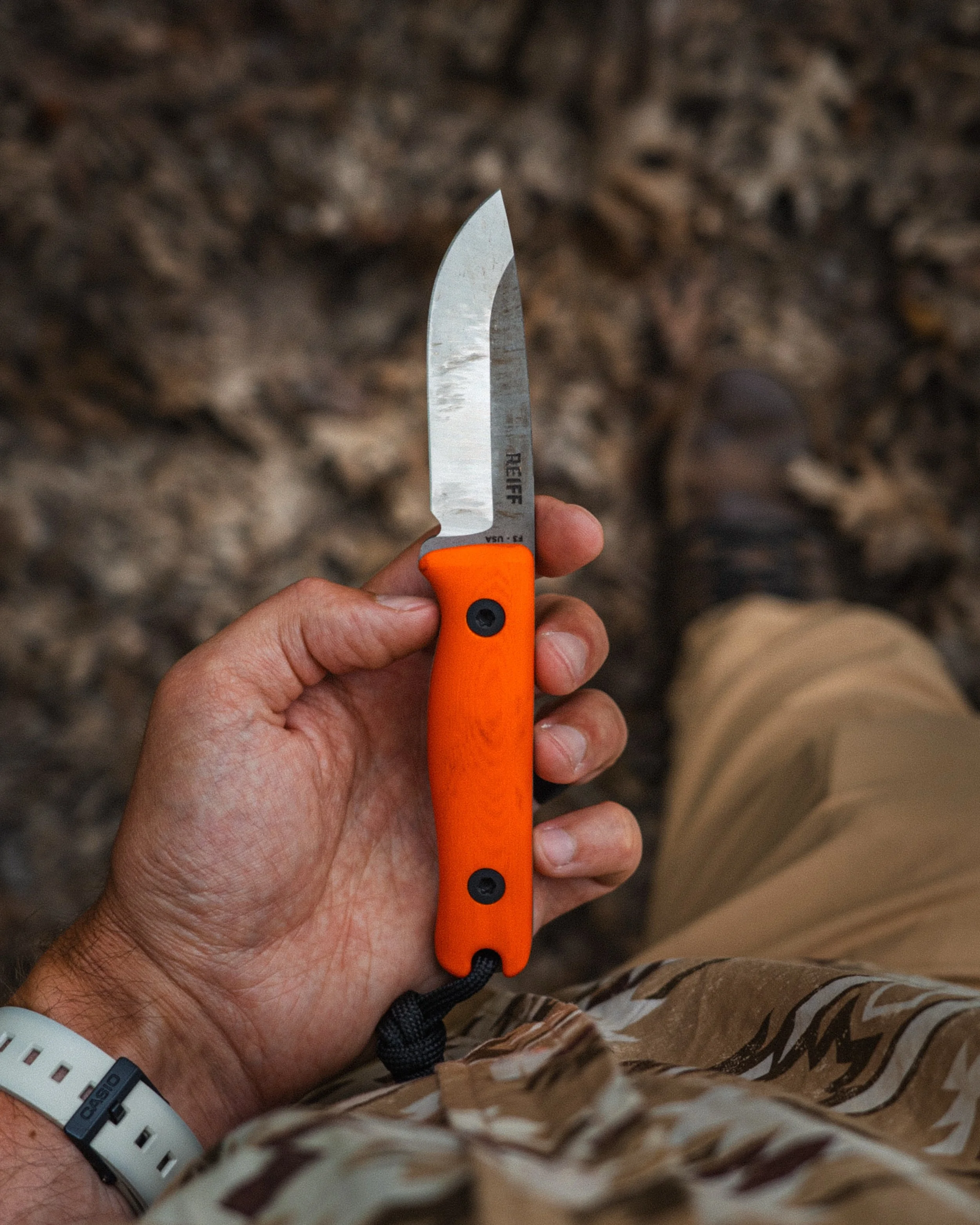🍊 Shew&hellip;This @reiffknives F3 pops with these swappable orange scales!

FIELD NOTES:
&mdash; Out on a little woods walk with the F3&hellip;This knife is perfect for those impromptu trips when I want to go lightweight &amp; walk far.
&mdash; The