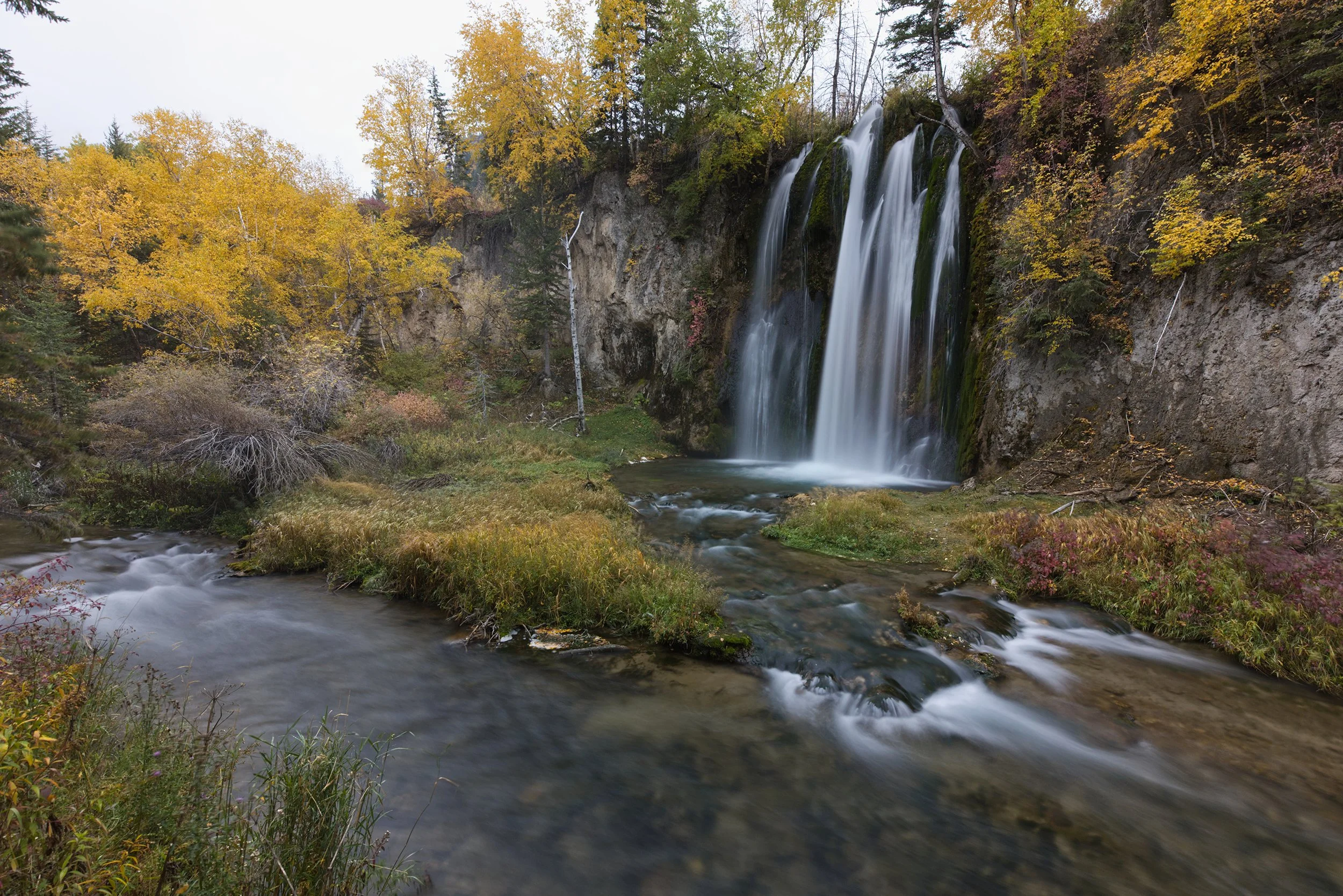 spearfish-canyon-south-dakota-autumn-waterfall-spearfish-falls.jpg