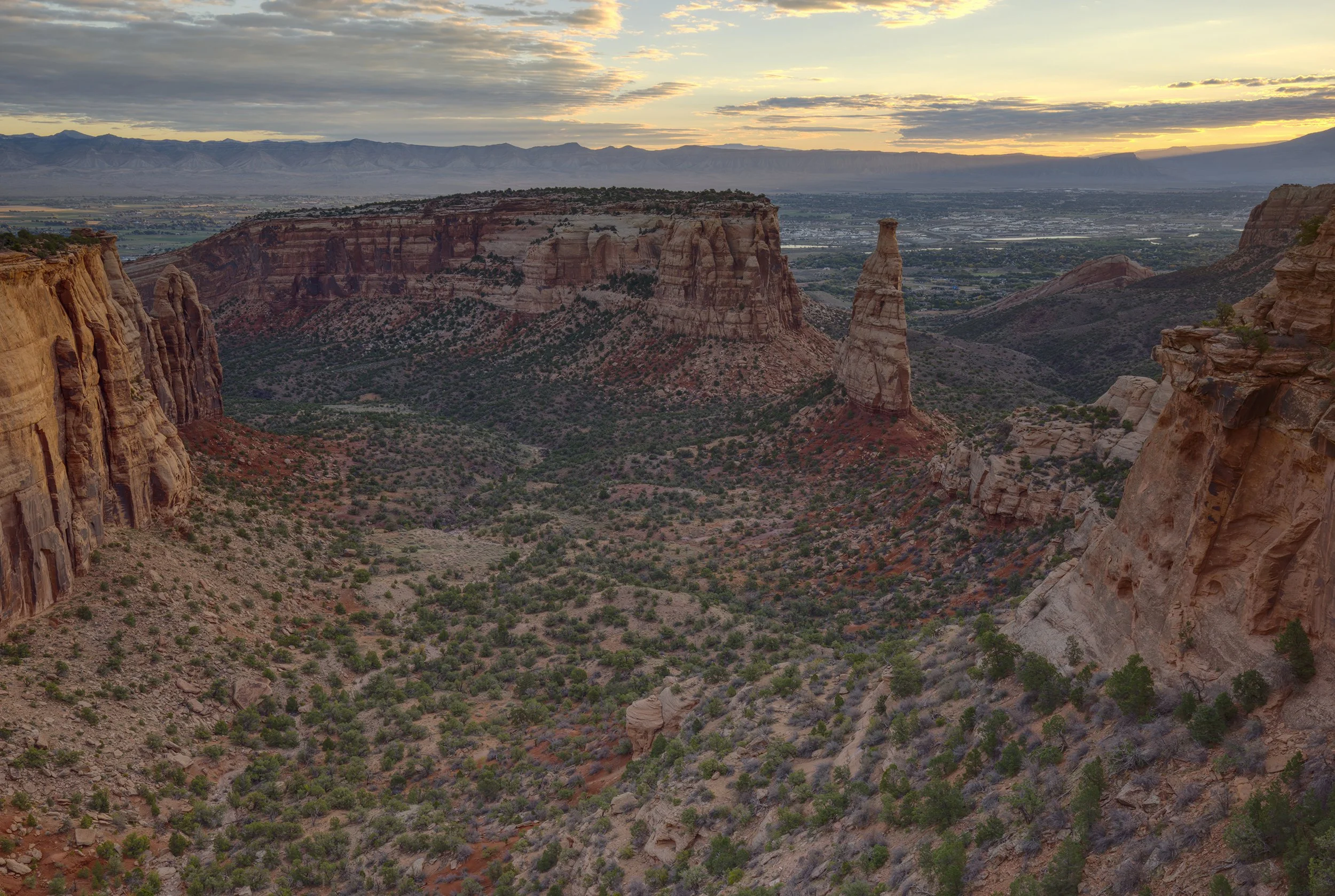 colorado-national-monument-grand-junction-western-slope-monument-rock-autumn-sunrise.jpg