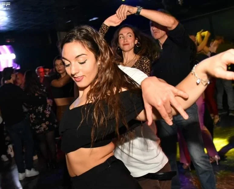 Ragazza che balla in coppia
