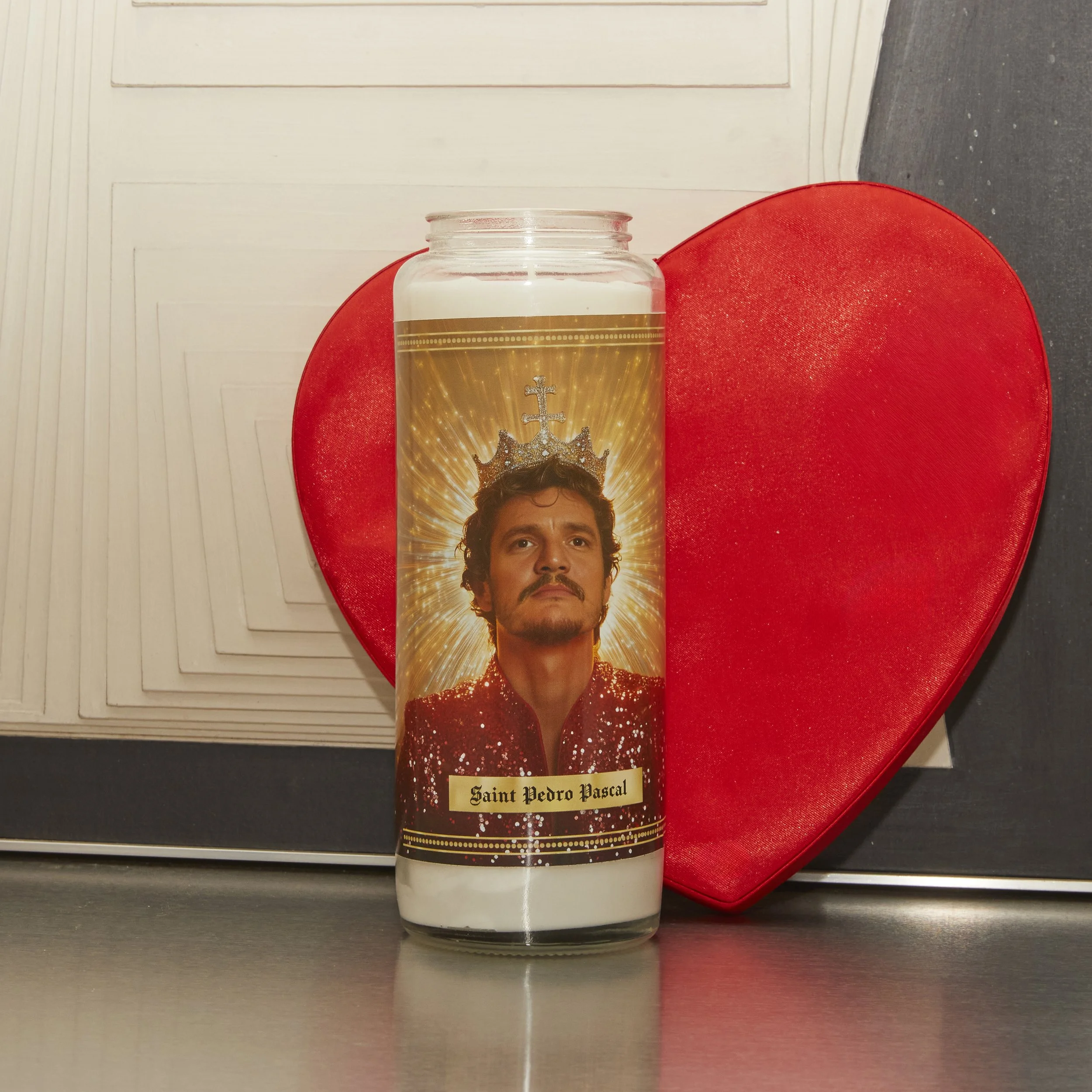 PEDRO PASCAL COEUR.jpg