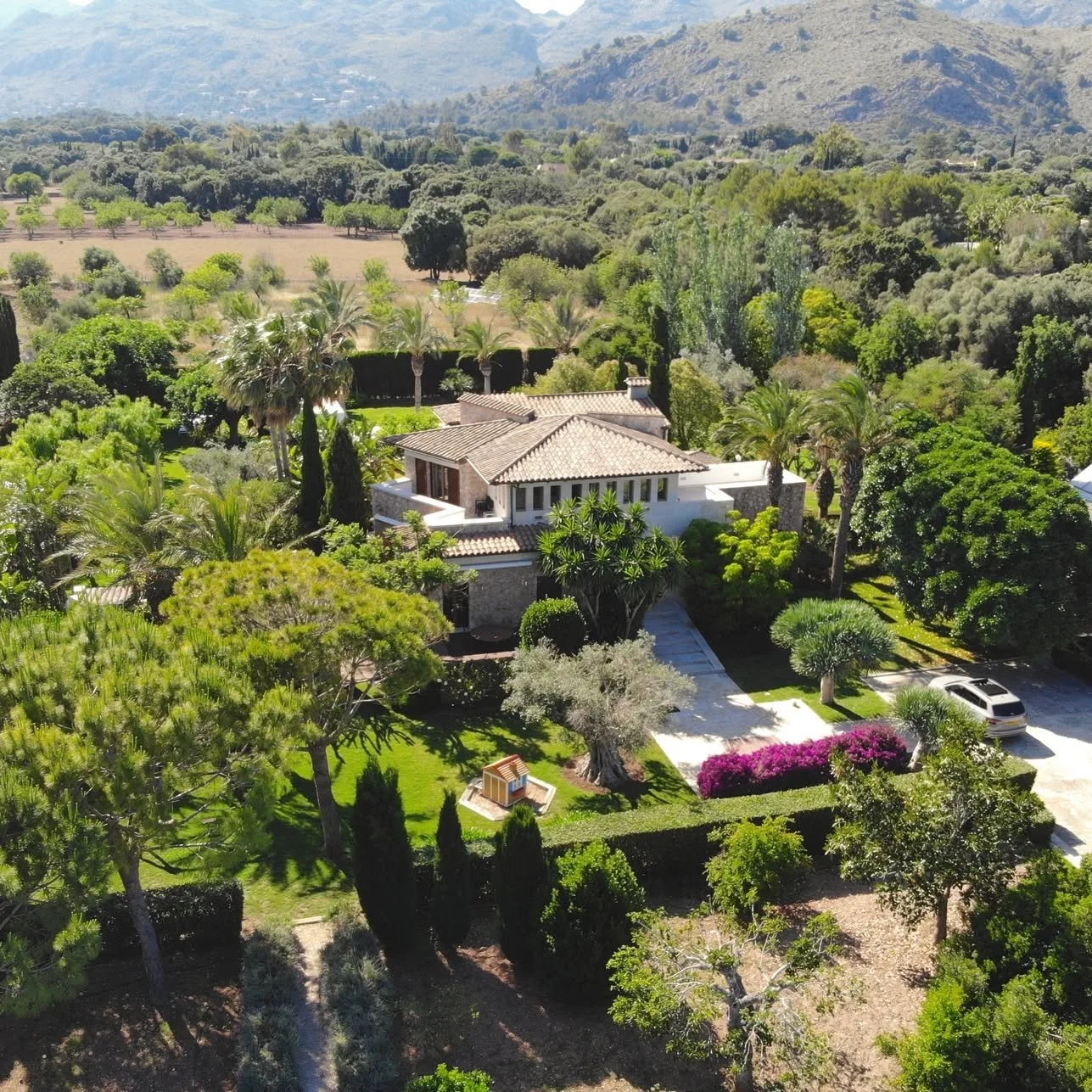 Finca Playa Llenaire @balearicvillas is a beautiful private villa with immaculately groomed gardens surrounding a gorgeous pool area, a cool and comfortable interior. The privacy and luxury that this villa offers is combined with the convenience of b