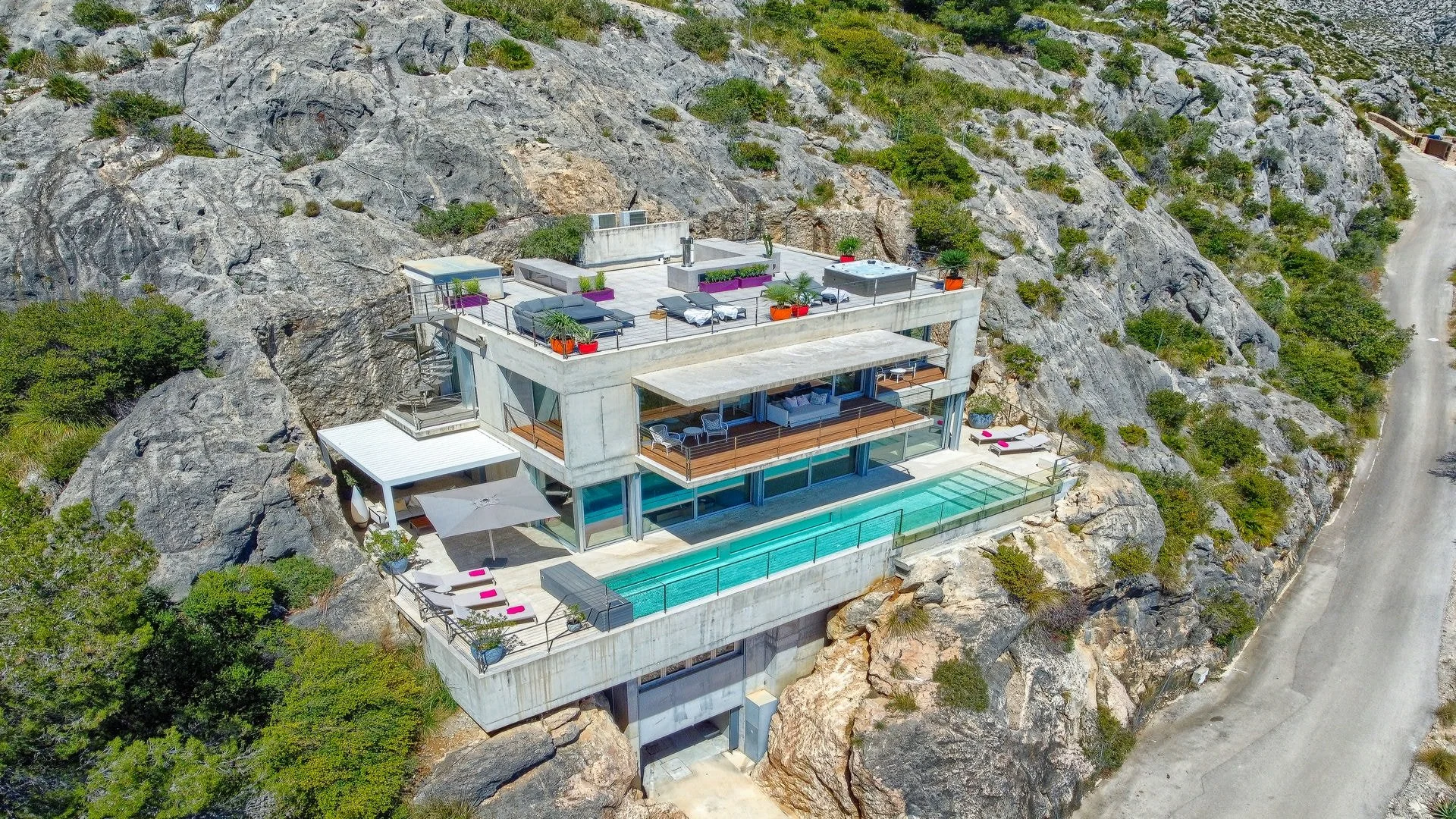 @pollentiarentals Rock Villa is one of the most desirable, luxuriously equipped holiday villas in Pollensa. Located in the La Font area, just outside of Pollensa Old Town.
.
This beautiful 3 story Villa is literally carved into the rock hence the nam