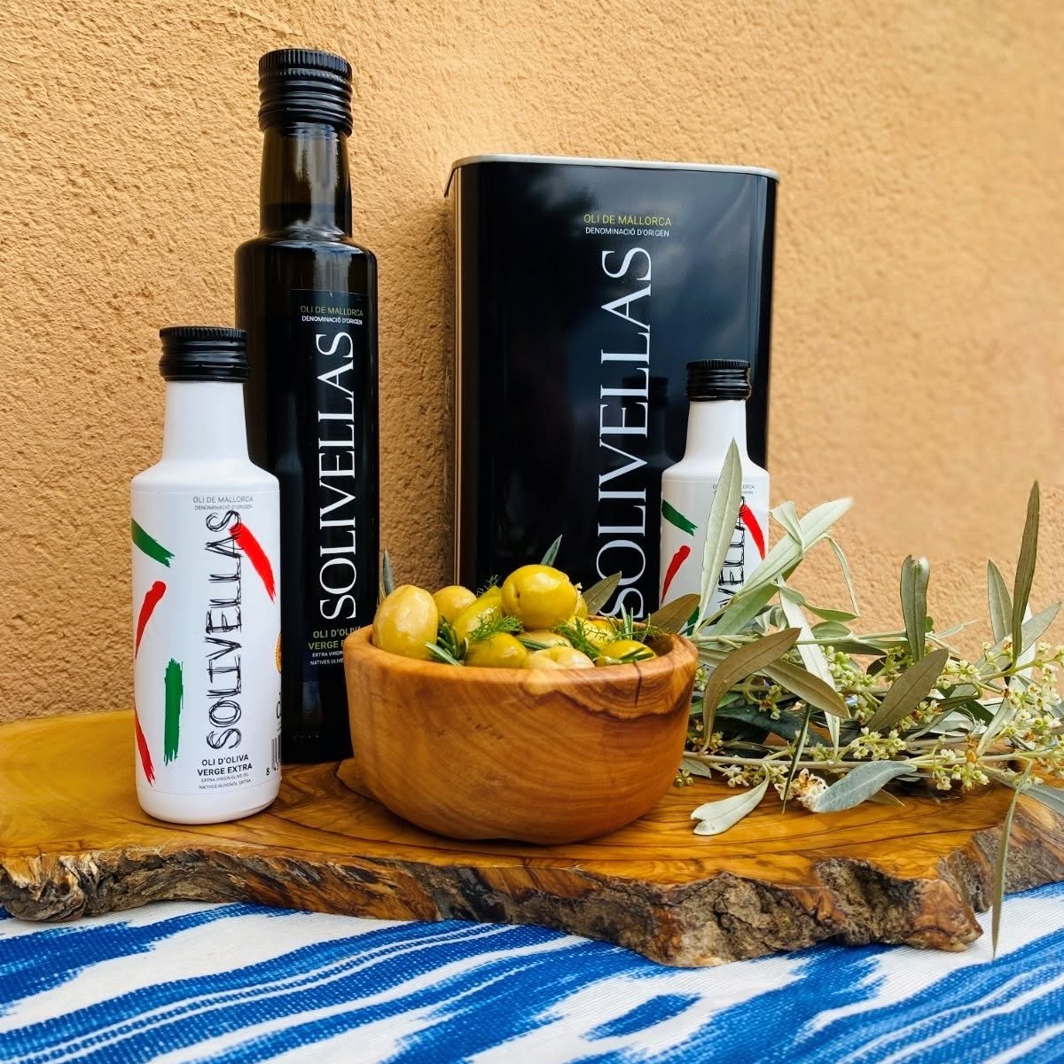 At every meal, we proudly serve local Solivellas Extra Virgin Olive Oil. A Mallorca grown oil also trusted by acclaimed chefs such as Santi Taura, Fernando P&eacute;rez Arellano and Macarena de Castro.

Harvested between Alc&uacute;dia and Pollen&cce